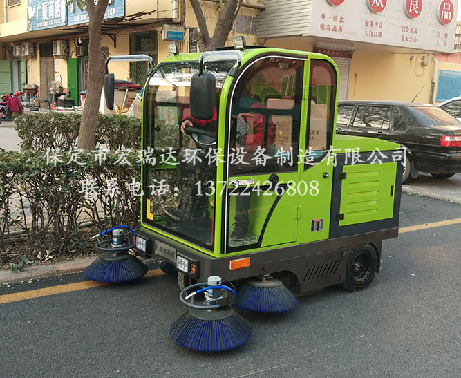 張家口廣廈社區使用保定宏瑞達1900 電動掃地車進行社區地面清潔