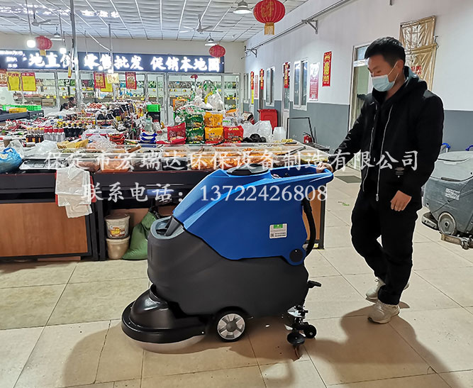 天津菜市場使用保定宏瑞達手推式洗地機案例