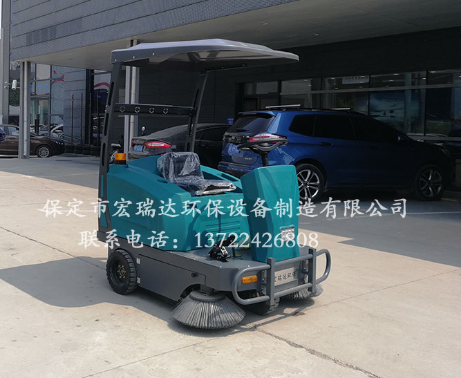 北京順義4S店使用保定宏瑞達駕駛式清掃車進行清潔工作