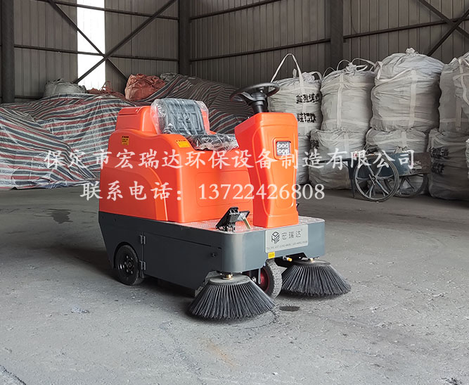宏瑞達駕駛式掃地車在唐山鑄件廠上崗