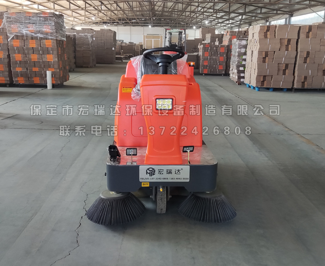 保定宏瑞達駕駛式掃地車在北京昌平小區上崗