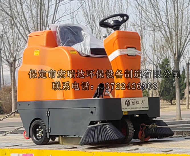 宏瑞達駕駛式掃地車送達天津東麗空港經濟區投入使用